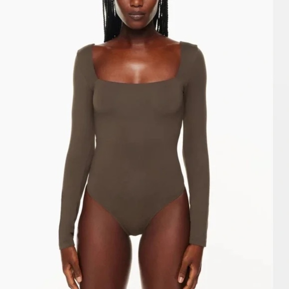 Babaton Contour Squareneck Longsleeve Bodysuit